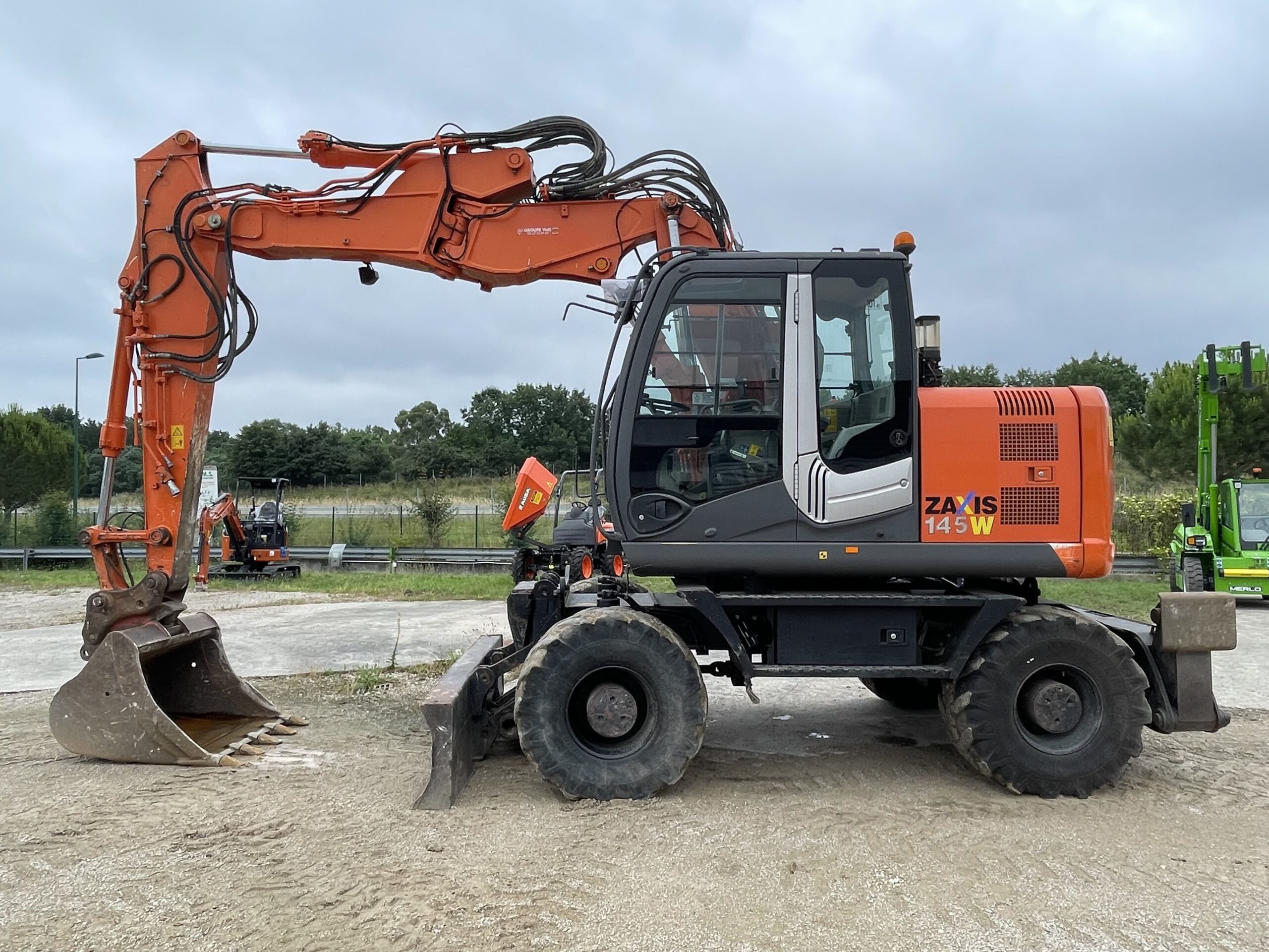 Pelle sur pneus Hitachi ZX145W-3