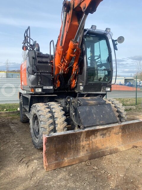 Pelle sur Pneus Hitachi ZX145W-6 2P