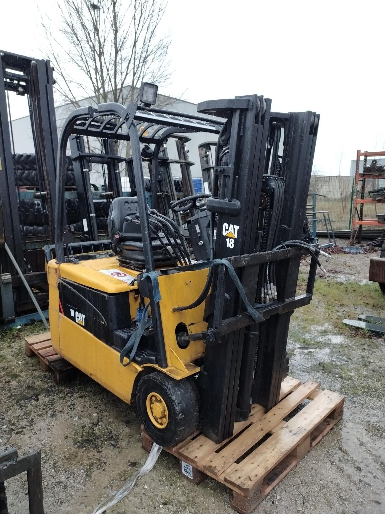 CHARIOT ELEVATEUR CATERPILLAR EP18NT